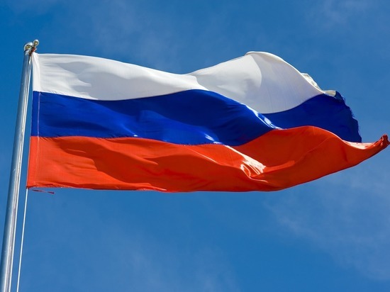 Флаг России повесят на флагшток, установленный на Рюриковом кладбище, 22 августа