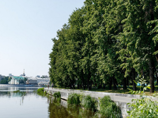 Екатеринбургский пруд засыпали мусором в День города