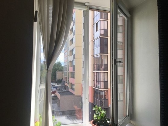 В Челябинске двое маленьких детей упали ночью с балкона