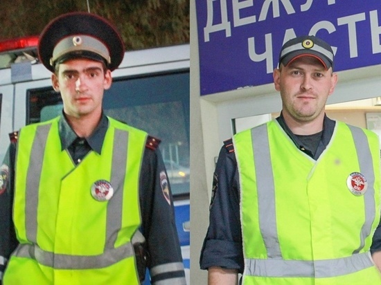 В Челябинской области полицейские помогли автоледи поменять пробитое колесо