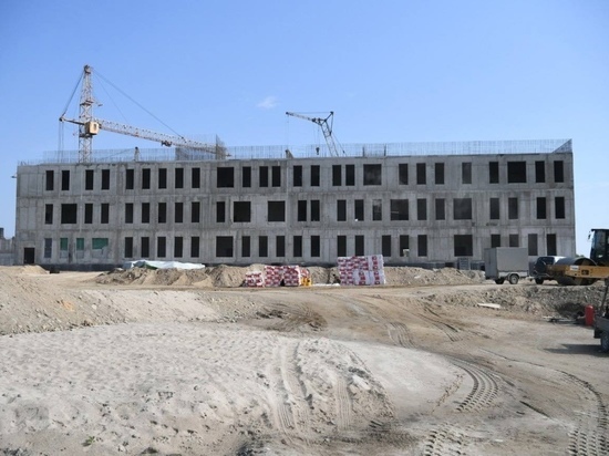 Рабочие планируют досрочно завершить строительство школы в городе Карелии