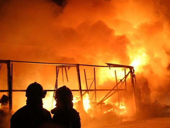 Вспыхнувшую в двушке на Тимуровской кухню тушили 15 пожарных