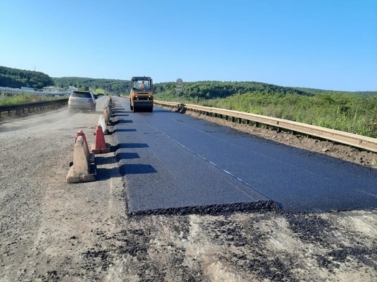 Первые 600 «квадратов» асфальта уложили на ведущей в Углегорский район дороге