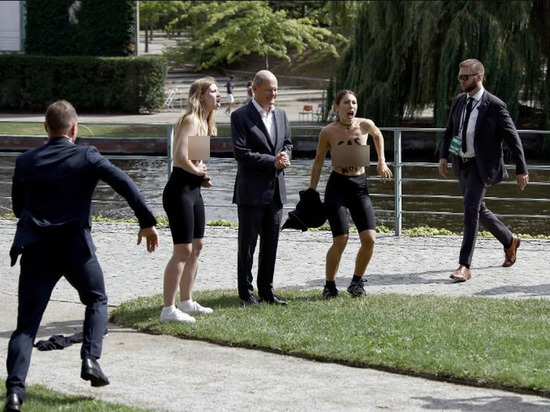 Welt: обнажившие грудь перед Шольцем активистки требовали отказа от российского газа