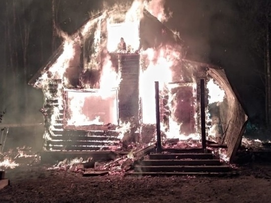 Огонь охватил жилой дом в селе Беломорского района Карелии