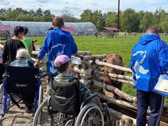 15 инвалидов-колясочников посетили оленью экоферму на Сахалине