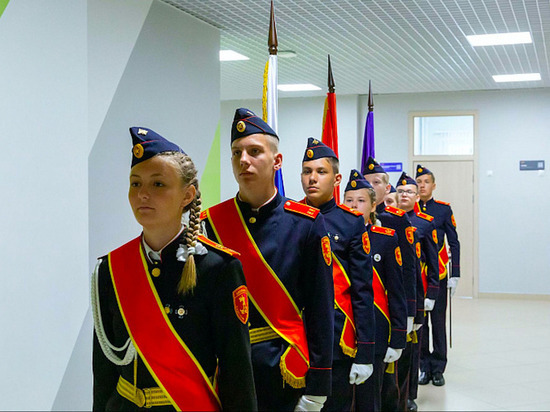 В челябинских школах организуют группы для поднятия флагов на линейках