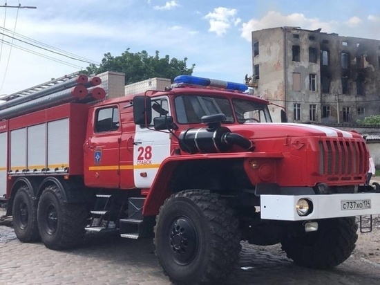 В Гурьевском округе загорелась крыша здания