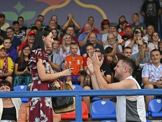 На матче тамбовского «Спартака» болельщик сделал предложение своей девушке