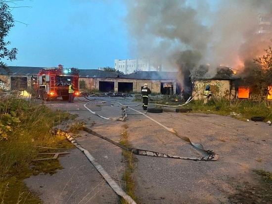 В Мурманске на Гвардейской ночью сгорело нежилое строение
