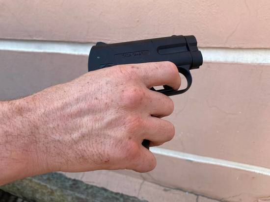Неизвестный выстрелил в лицо третьекласснику из газового пистолета на улице Стасовой