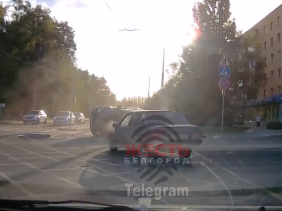 В Белгороде на улице Костюкова в результате ДТП опрокинулся автомобиль
