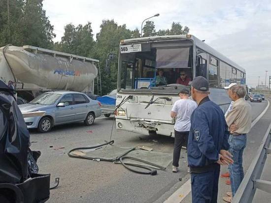 В массовом ДТП с автобусом на КАД во Всеволожском районе пострадал водитель иномарки