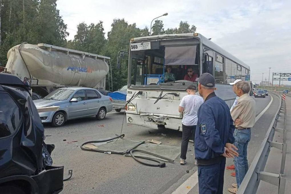 В Ленобласти столкнулись машина скорой помощи и … Foto 19