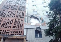 Спустя два с половиной месяца после жестокого веерного обстрела центра Донецка в жилом квартале все еще свежи следы артиллерийского удара