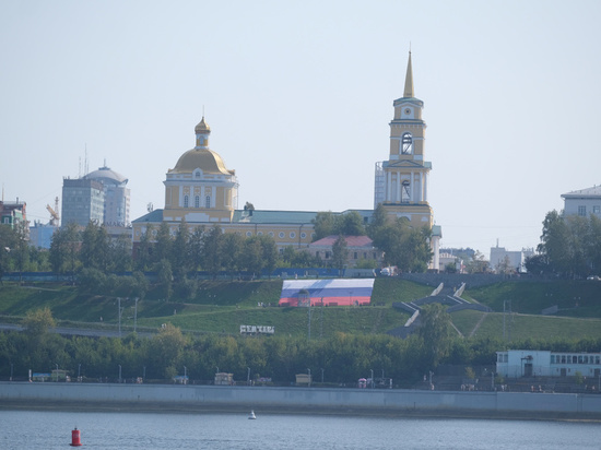 Дмитрий Махонин принял участие в церемонии поднятия российского флага