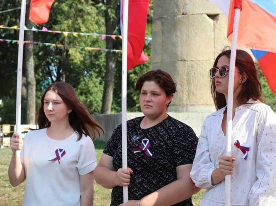 Молодежь Костромской области встретила День флага автопробегом