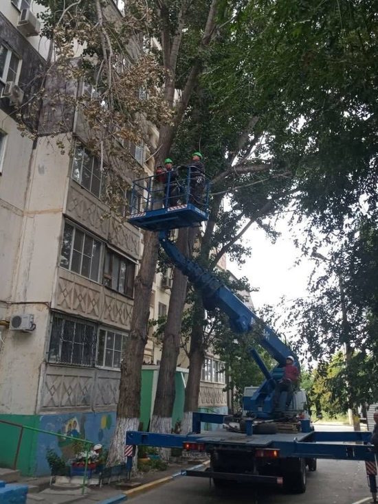Коммунальные службы устраняют последствия непогоды в Астрахани