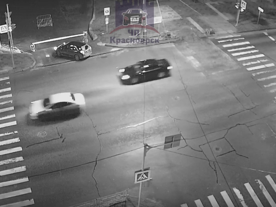 В центре Красноярска за 10 минут две машины пробили колеса в одной дорожной яме