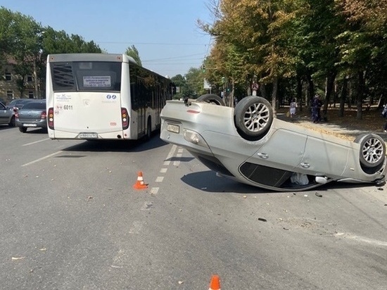В Ростове на Нагибина перевернулась иномарка