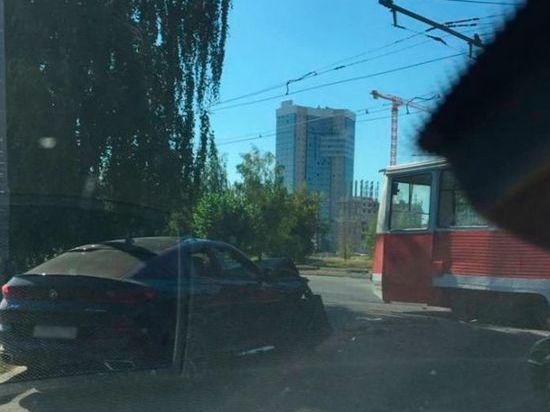 В Челнах из-за аварии авто и трамвая образовалась пробка