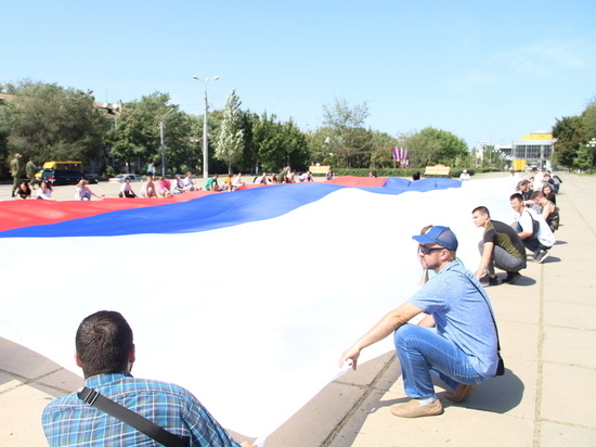 В Луганске развернули 30-метровый триколор