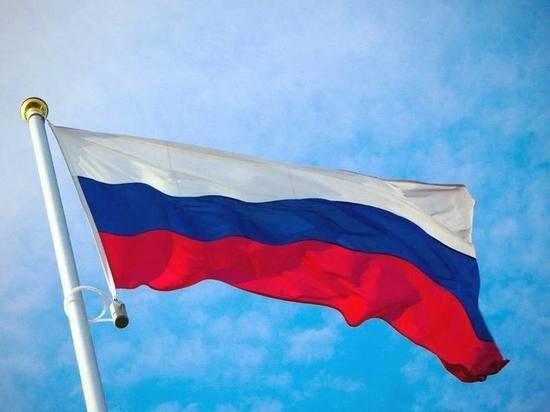 На Рюриковом городище возвели флаг России на высоту 60 метров
