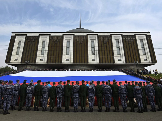 Тверская область приняла участие в создании Государственного флага РФ на Поклонной горе в Москве