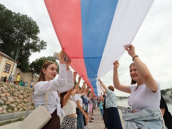 На набережной реки Великой в Пскове развернули двухкилометровый флаг