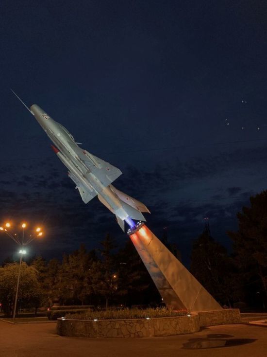В Красноярске завершились работы по реставрации уникального памятника самолёту МиГ-21Ф