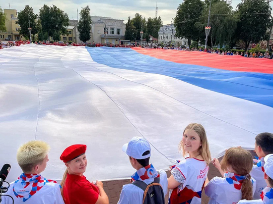 На площади Славы в Подольске растянули тысячу квадратных метров российского триколора