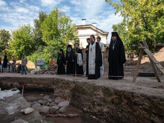 Уникальное захоронение нашли у Борисоглебского монастыря в Торжке Тверской области