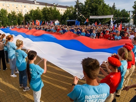 В Калуге состоялся митинг-концерт, посвященный Дню Государственного флага РФ