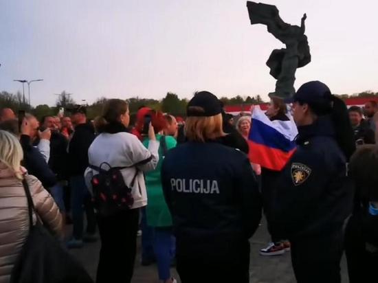 В Латвии россияне мешали сносу памятника, пятерых задержали
