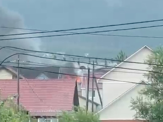 Частный деревянный дом вспыхнул в Южно-Сахалинске