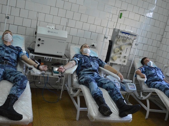 Росгвардейцы поделились своей кровью