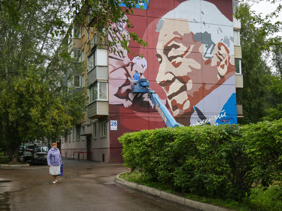 Муралы известных личностей Красноярского края появились на фасадах домов