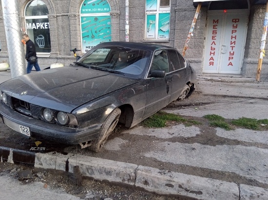 В Новосибирске ищут водителя разбитого BMW