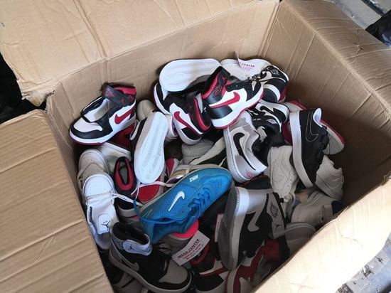 Челябинские таможенники задержали крупную партию поддельной обуви с лейблами Nike, Adidas и Reebok
