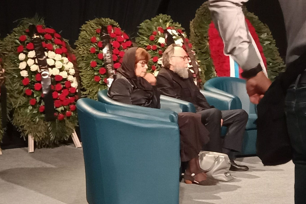 Александр Дугин на прощании с Дарьей: скорбные кадры