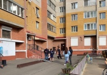 Из окна многоэтажки на перекрёстке улиц Новобульварной и Бутина выпал ребёнок, он погиб на месте, сообщил 23 августа корреспондент «МК в Чите»