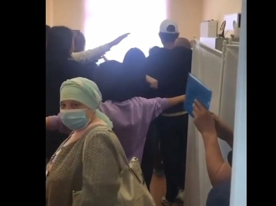Врач в Якутии попала под проверку из-за одновременного осмотра 20 пациентов