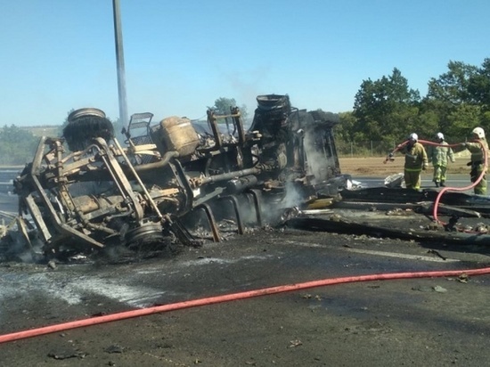 В Богучарском районе под Воронежем в сгоревшем грузовике с автоцистерной погиб водитель