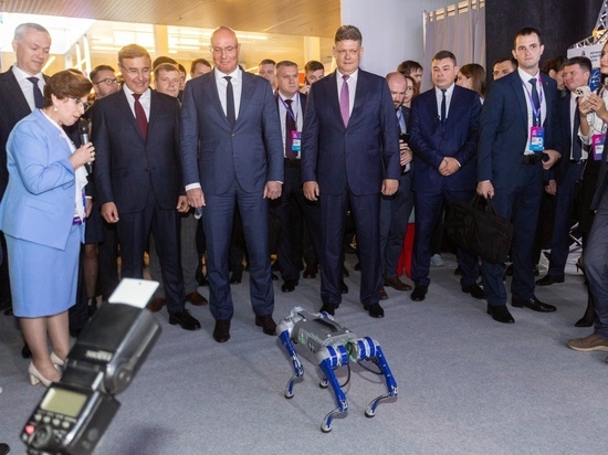 Робот облаял посетителей форума "Технопром-2022" в Новосибирске