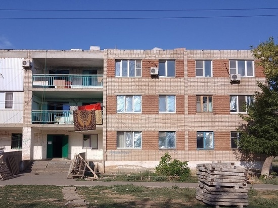 В райцентре Калмыкии приступили к ремонту кровли многоквартирного дома
