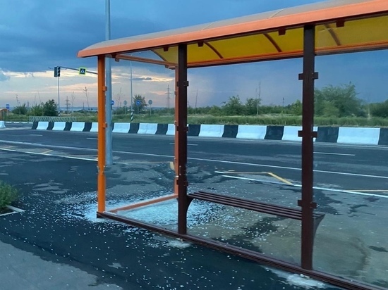 В Ростове-на-Дону вандалы разбили стеклянную остановку в Левенцовке