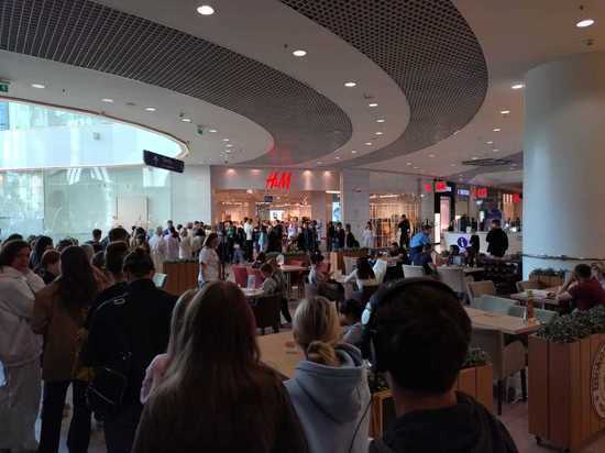 Новосибирцы выстроились в очередь, чтобы попасть на распродажу в H&M