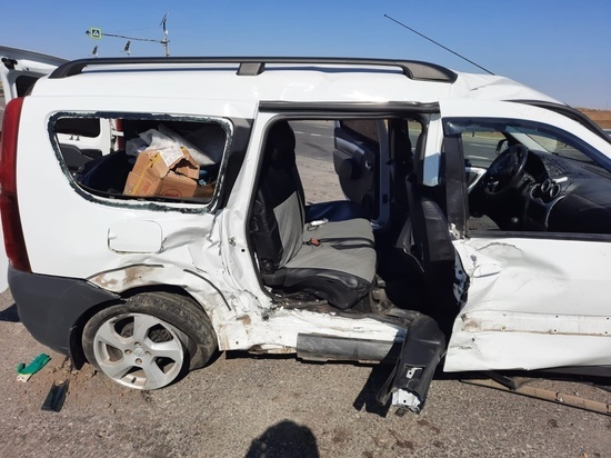 В аварии в Калмыкии пострадали 9 человек