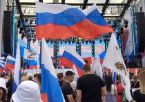Более 70 тысяч человек собрались вечером в понедельник, 22 августа, чтобы отпраздновать День российского флага на Поклонной горе