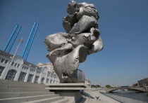 Вызвавшая неоднозначную реакцию скульптура "Большая глина №4" швейцарского художника Урса Фишера, установленная в центре Москвы в 2021 году, остается в столице